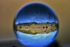 Die Naturlandschaft Ostergau durch die Glaskugel. (Bild: