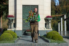 Ole Meyer arbeitet gerne auf dem Friedhof Friedental. Dort gibt es insgesamt über 14000 Gräber. (Bild: Dominik Wunderli, Luzern, 25. Oktober 2018)