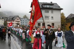 Die Älpler freuen sich trotz garstigem Herbstwetter.