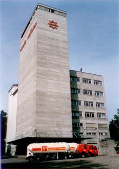 Geblieben sind die markanten, in der ganzen Ostschweiz bekannten Lastwagen. Ein Bild aus den 90er-Jahren. (Bild: zVg)