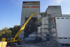 Permanent wird Wasser auf das Abbruchmaterial gespritzt, damit es nicht zu staubig wird. (Bild: Sandro Büchler)