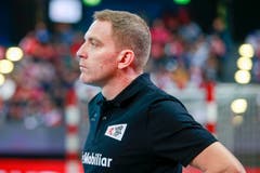 Schweizer Trainer Michael Suter ist zufrieden mit seinem Team: mit diesem Sieg steht die Tür zur EM 2020 offen.Bild: Marc Schumacher/Freshfocus (Zug, 28. Oktober 2018)