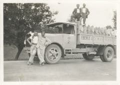 Bild aus den 1930er-Jahren: Stolz präsentieren Arbeiter der Eberle Mühle ihren Lastwagen samt der Ladung voll Mehlsäcken. (Bild: zVg)