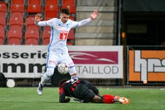 Stefan Knezevic (links) gegen Hamed Kone. (Bild: Martin Meienberger/freshfocus (Neuenburg, 28. Oktober 2018))