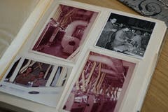 Darin zu finden: Bilder von Maschinen, freudige Momente, ein abwechslungsreiches Leben in der Mühle Rickenbach. (Bild: Sandro Büchler)