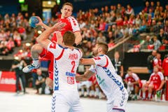 Spieler Roman Sidorowicz (am Ball) setzt zum Schuss an.Bild: Marc Schumacher/Freshfocus (Zug, 28. Oktober 2018)