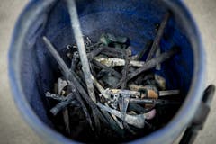 Nach der Einäscherung müssen Operationsimplantate wie etwa künstliche Hüftgelenke herausgenommen werden. Dann folgt der finale Schritt, der Zermahlungsprozess. (Bild: Philipp Schmidli, Luzern, 16. Oktober 2018)