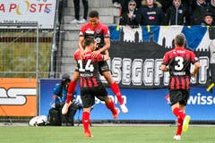 Raphael Nuzzolo, Charles Pickel und Janick Kamber (von links) jubeln nach dem Tor zur 1:0-Führung für Xamax. (Bild: Martin Meienberger/freshfocus (Neuenburg, 28. Oktober 2018))