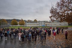Trocken wars grad, aber cheibe frisch: Besammlung um 8 Uhr auf dem Pausenplatz zur Eröffnungsfeier. (Bild: Pius Amrein (Ebikon, 29. Oktober 2018))