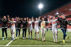 Nach dem Sieg gegen Neuchatel Xamax jubeln Pascal Schuerpf, Simon Grether, Shkelqim Demhasaj, Lazar Cirkovic, Filip Ugrinic, Otar Kakabadze, Torhueter David Zibung und Silvan Sidler und Valeriane Gvilia (von links) vor den Fans. (Bild: Martin Meienberger/freshfocus (Neuenburg, 28. Oktober 2018))