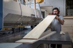 Pro Jahr stellt die Sargfabrik 28000 Särge her. (Bild: Pius Amrein, Beromünster, 22. Oktober 2018)