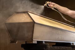 Die Totenschreine werden in vielen Arbeitsschritten hergestellt, auch wenn gut 90 Prozent der Särge schon nach kurzer Zeit im Ofen eines Krematoriums enden. (Bild: Pius Amrein, Beromünster, 22. Oktober 2018)