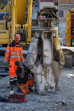 Arbeiter warten die Beisszange des Baggers. (Bild: Sandro Büchler)