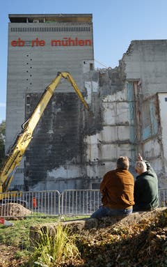 Schaulustige verfolgen die Arbeiten. (Bild: Sandro Büchler)