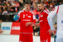 Zwei Schlüsselfiguren im schweizerischen Team: die grossgebauten Spieler Andy Schmid (links) und Alen Milosevic. Bild: Marc Schumacher/Freshfocus (Zug, 28. Oktober 2018)