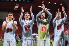 Filip Ugrinic, Otar Kakabadze, David Zibung und Silvan Sidler (von links) applaudieren vor den Fans. (Bild: Martin Meienberger/freshfocus (Neuenburg, 28. Oktober 2018))