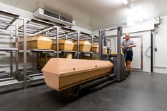 In diesem Raum lagern die Särge, bis sie zur Kremation abgeholt werden. (Bild: Philipp Schmidli, Luzern, 16. Oktober 2018)