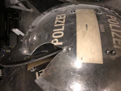 Ein beschädigter Polizistenhelm. (Bild: Stapo SG)