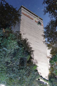 Noch steht der Silo und spiegelt sich im Wasser des Bachs zum Mühleweiher. (Bild: Sandro Büchler)