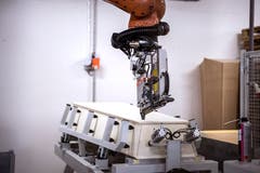 Roboter ersetzen einige Arbeitsschritte. Auch wenn es auf den ersten Blick paradox kling: «Dies hilft, Arbeitsplätze in der Schweiz zu sichern», sagt der Geschäftsleiter Andreas Egli. (Bild: Pius Amrein, Beromünster, 22. Oktober 2018)