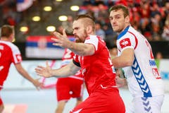 Der 1,91 grosse Schweizer Kreisläufer Alen Milosevic ist schwer zu bremsen. Bild: Marc Schumacher/Freshfocus (Zug, 28. Oktober 2018)