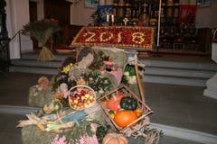 Dankbarkeit in der schön geschmückten Kirche.