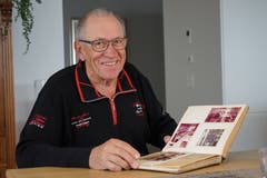 Elmar Wirz zeigt zu Hause in Gossau Fotos, die ihn und das Müllerhandwerk zeigen. (Bild: Sandro Büchler)