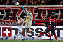 FCL-Goali David Zibung springt am höchsten. (Bild: Martin Meienberger/freshfocus (Neuenburg, 28. Oktober 2018))