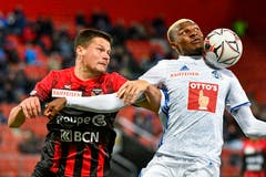 Marcis Oss (links) im Zweikampf mit Blessing Eleke. (Bild: Martin Meienberger/freshfocus (Neuenburg, 28. Oktober 2018))