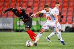 Simon Grether im Zweikampf mit Hamed Kone (links). (Bild: Martin Meienberger/freshfocus (Neuenburg, 28. Oktober 2018))