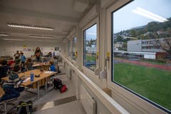 Das änderte sich kurz darauf. Blick aus dem Fenster: Rechts ist das geschlossene Höfli-Schulhaus zu sehen. (Bild: Pius Amrein (Ebikon, 29. Oktober 2018))