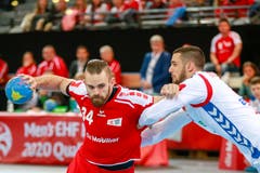 Als Kreisläufer hat Alen Milosevic (links) viel Körperkontakt von den gegnerischen Spielern.Bild: Marc Schumacher/Freshfocus (Zug, 28. Oktober 2018)