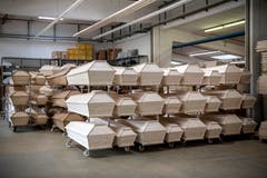 Die Egli Sargproduktion: «Ein Business wie jedes andere», so der Geschäftsleiter. (Bild: Pius Amrein, Beromünster, 22. Oktober 2018)