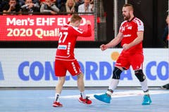 So sehen Sieger aus: Die Spieler Maximilian Gerbl (links) und Alen Milosevic bejubeln ihren Erfolg. Bild: Marc Schumacher/Freshfocus (Zug, 28. Oktober 2018)