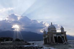 Das Meer umringt ein Gebäude in Talise, Palu (Bild: EPA/HOTLI SIMANJUNTAK/EPA-EFE)