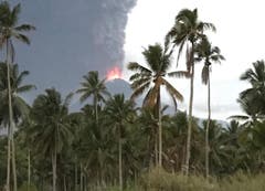 Eine riesige Aschenwolke über dem Vulkan Soputan. (Bild: AP Photo/Yehezkiel Dondokambey)