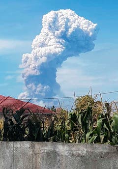 Der Vulkan Soputan sprüht Asche bis zu vier Kilometer in die Luft. (AP Photo/Hetty Andih)