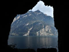 Kann gut sein, dass die Fantasie beim Wandern in der herrlichen Natur noch grösser wird. Aber ich habe das Gefühl, dass diese Felsöffnung irgendwie dem Berg Rophaien ähnlich sieht? (Bild: Margrith Imhof-Röthlin, 30. Oktober 2018)