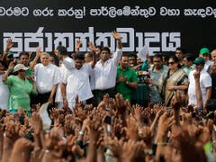 In Sri Lankas Hauptstadt Colombo haben am Dienstag zehntausende Menschen gegen die Entlassung von Regierungschef Ranil Wickremesinghe protestiert. (Bild: KEYSTONE/AP/ERANGA JAYAWARDENA)