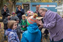 Irene Brehm aus der Residenz am Schärme (rechts) war die fleissigste Strickerin. Rund 30 Mützen hat sie angefertigt. Bild: Corinne Glanzmann (Sarnen, 30. Oktober 2018)