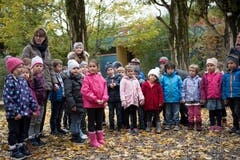 Die Sarner Kindergärtner sind gespannt auf ihr Geschenk. Bild: Corinne Glanzmann (Sarnen, 30. Oktober 2018)