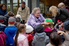 Irene Brehm (Mitte), Bewohnerin der Residenz Am Schärme, lässt es sich nicht nehmen, den Kindern die Mützen persönlich aufzusetzen. Bild: Corinne Glanzmann (Sarnen, 30. Oktober 2018)