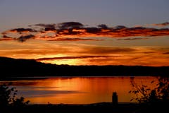 Nach einem verregneten Tag ein prächtiger Sonnenuntergang über dem Zugersee. (Bild: Daniel Keller, Zug, 30. Oktober 2018)