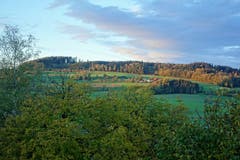 Der Stierenberg, beleuchtet von den letzten Sonnenstrahlen. in Rickenbach. (Bild: Josef Habermacher, 31. Oktober 2018)