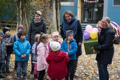 Die Residenz am Schärme Sarnen übergibt den Lehrpersonen ein grosses Paket mit den Mützen. Bild: Corinne Glanzmann (Sarnen, 30. Oktober 2018)