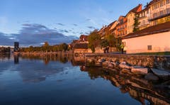 Die letzten Sonnenstrahlen erleuchten die Zuger Altstadt. (Bild: Daniel Hegglin, Zug, 30. Oktober 2018)