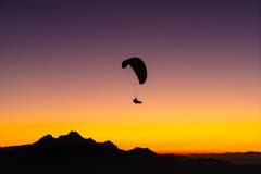 Gleitschirmflieger im Sonnenuntergang. (Bild: Marco Schäfer, Rigi Känzeli, 25. Oktober 2018)