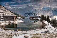 Der Härzlisee ob Engelberg, für kurzen Moment oberhalb der Nebelgrenze. (Bild: Caroline Pirskanen, Brunni Engelberg, 30. Oktober 2018)