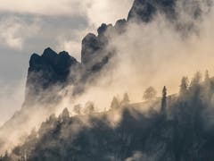 Herbststimmung mit Sonne und Nebel unter den Felsen der Kreuzberge. (Bild: Matthias Kopp)