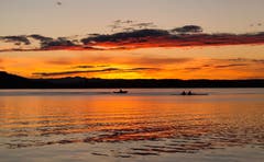 Ruderboot im Abendrot. (Bild: Daniel Hegglin, Zug, 30. Oktober 2018)
